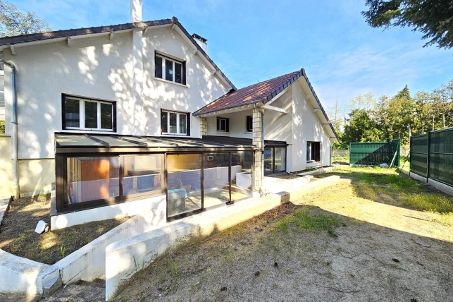 Maison à vendre 11 pièces de 232 m² à Neuville-sur-Oise