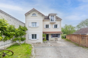 Maison à vendre 9 pièces de 190 m² à Oinville-sur-Montcient