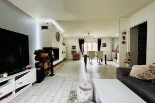 Maison à vendre 6 pièces de 139,8 m² à Éragny