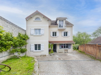 Maison à vendre 9 pièces de 190 m² à Oinville-sur-Montcient
