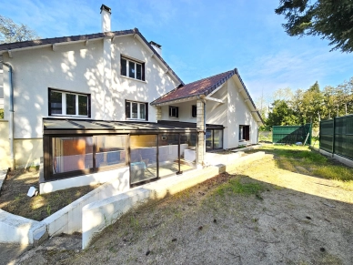 Maison à vendre 11 pièces de 232 m² à Neuville-sur-Oise