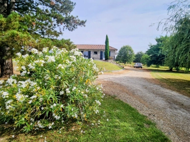 Maison à vendre 7 pièces de 218 m² à Villeneuve-lès-Bouloc