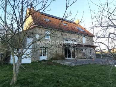 Maison à vendre 9 pièces de 283 m² à Saint-Agnant-de-Versillat