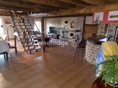 Maison à vendre 9 pièces de 283 m² à Saint-Agnant-de-Versillat